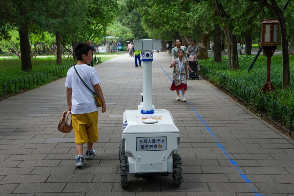 机器人加速“跑”进千行百业 机器人加速“跑”进千行百业
