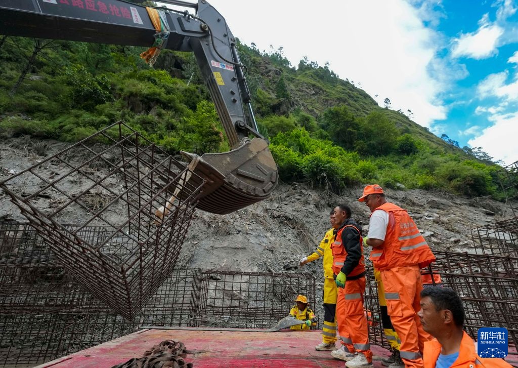 吉隆救灾一线公路防护工事加紧施工