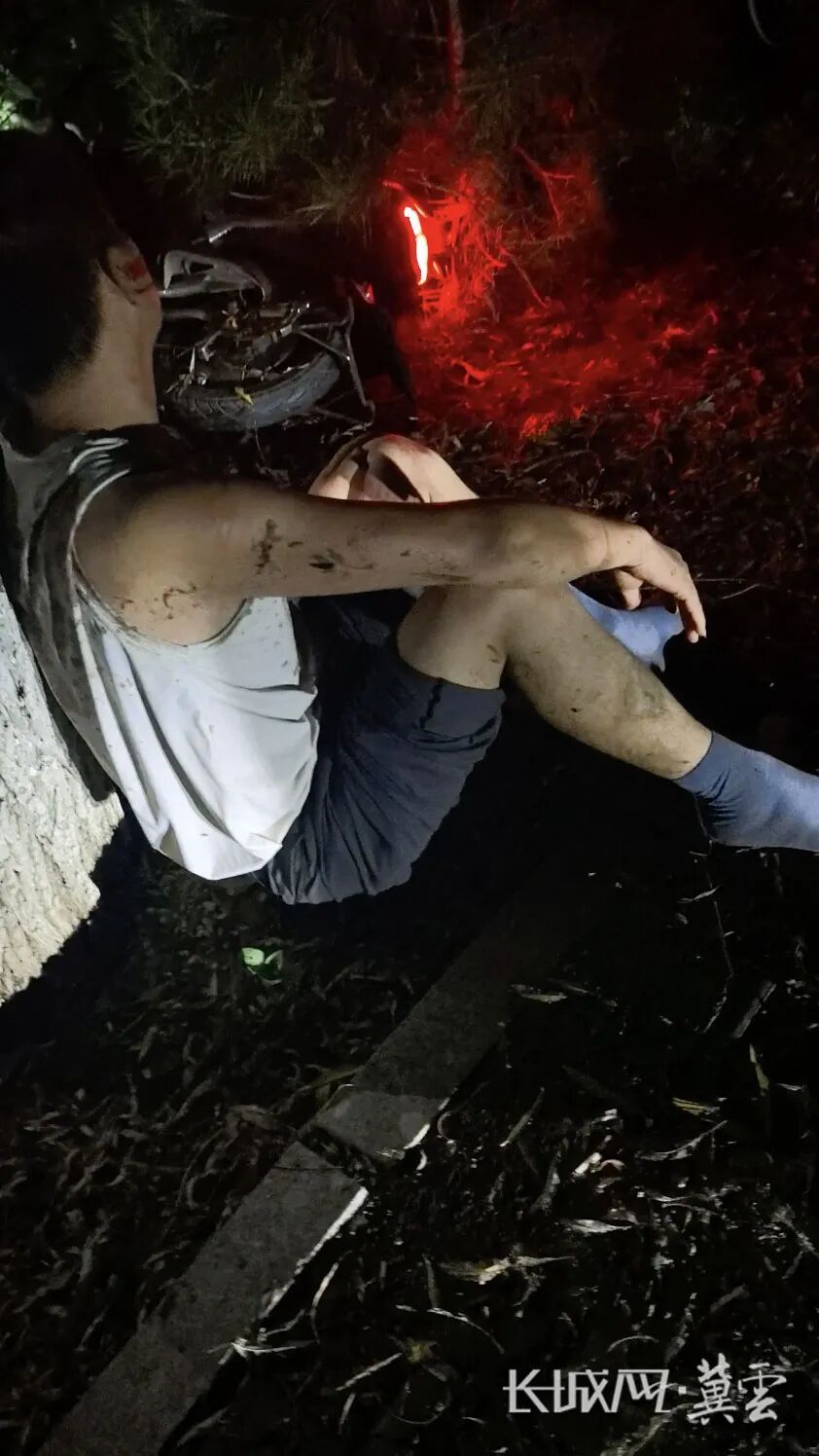 凌晨两点，00后小伙在草丛里救了个人
