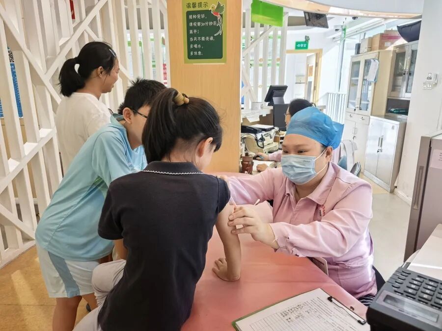 上海多家社区疫苗接种点增设周末门诊、夜间专场！中疾控发布开学季传染病防护提示→