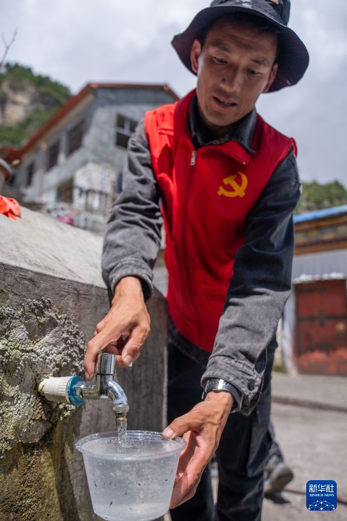 西藏吉隆：巡逻在撤离村庄的党员先锋队