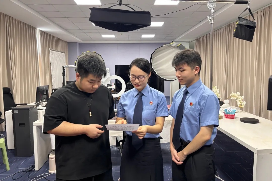离职员工进入公司直播间后台，将100克金条从10.41万元改价为8元，自己买走……