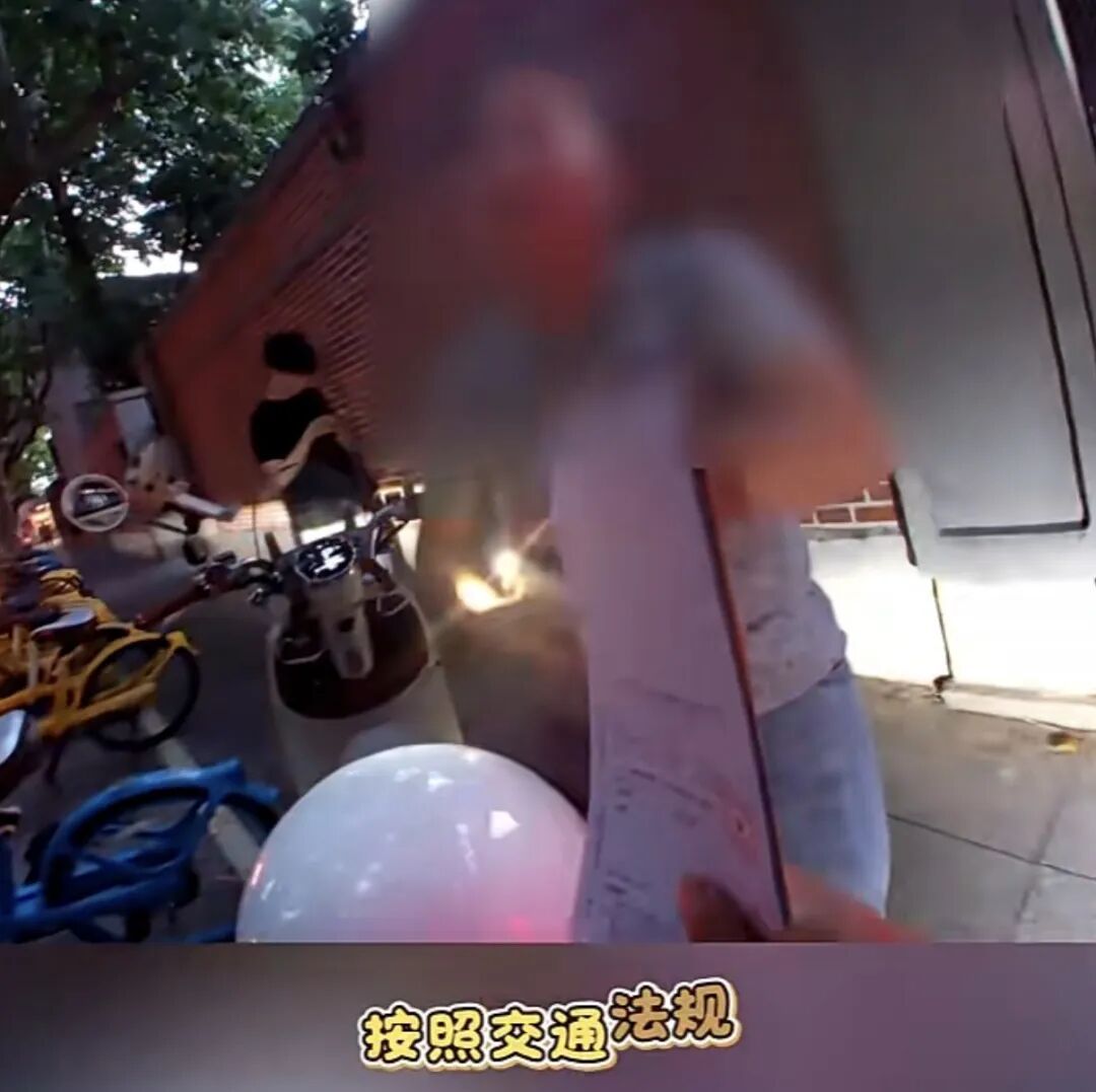 横穿马路发生车祸,被判全责!女子不服:“我被撞活该?”上海交警硬核执法 横穿马路发生车祸,被判全责!女子不服:“我被撞活该?”上海交警硬核执法
