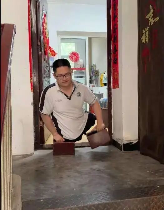 失去双腿的“板凳男孩”方宇翔明天将到湖北大学报到，提前踩点熟记路线
