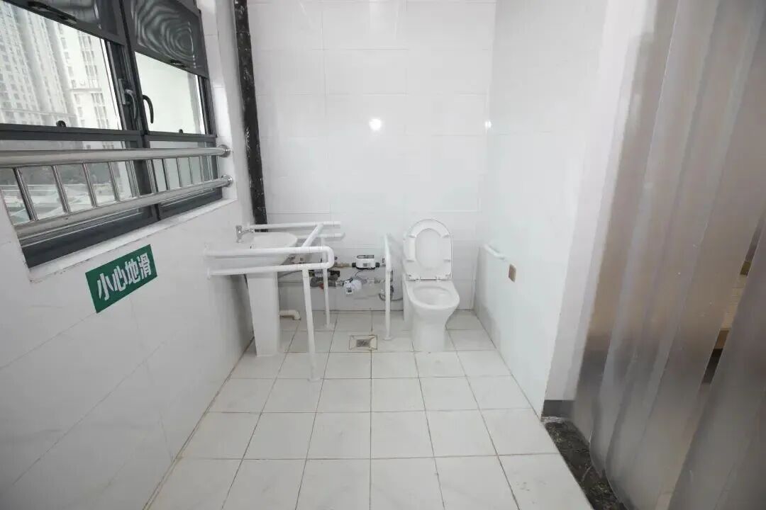 失去双腿的“板凳男孩”方宇翔明天将到湖北大学报到，提前踩点熟记路线
