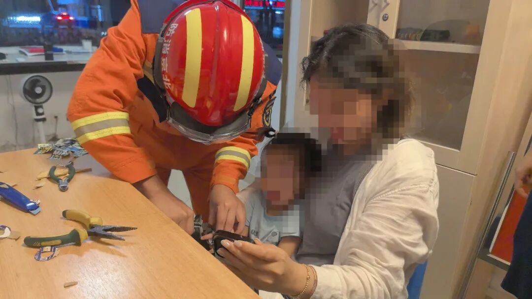幼童手指卡入万花筒 消防员精细破拆40分钟助脱困
