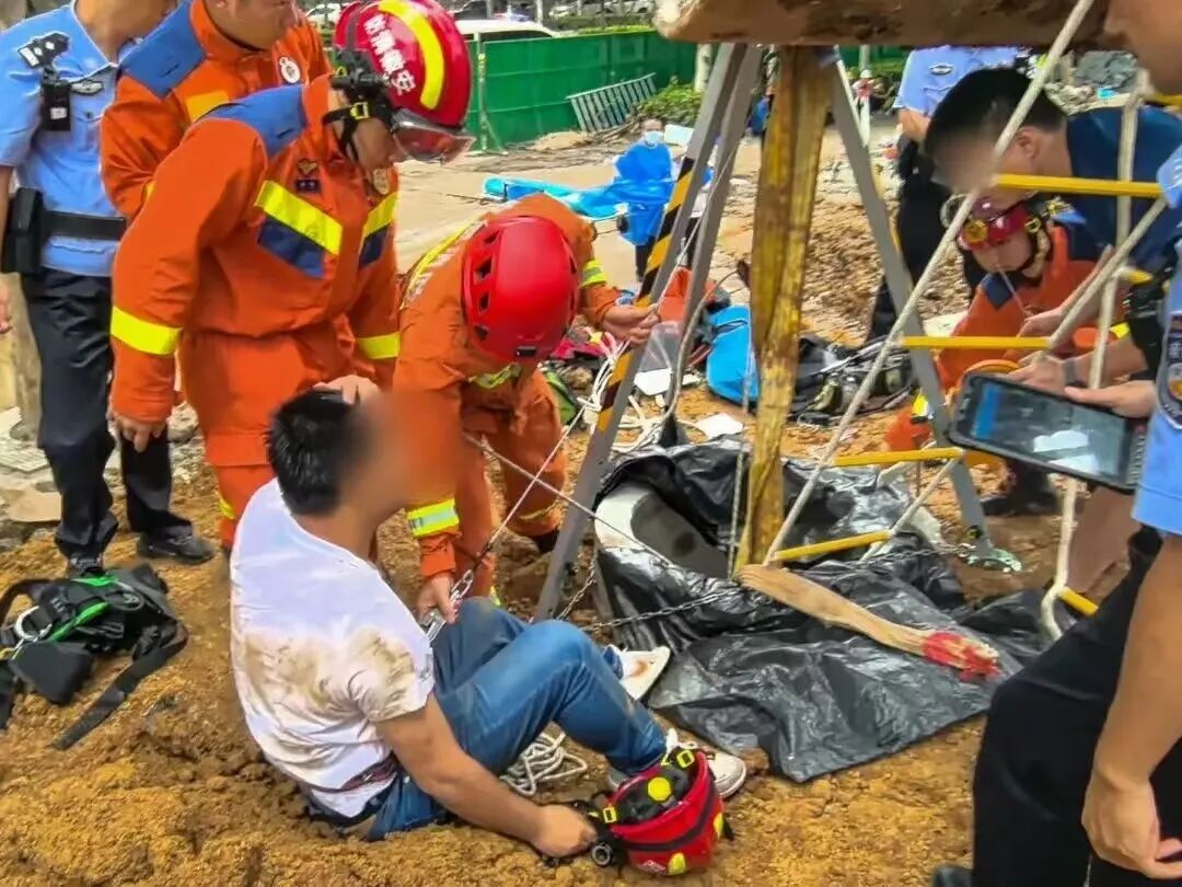 “救救我，快坚持不住了！” &nbsp;男子失足坠入6米深新建化粪池……