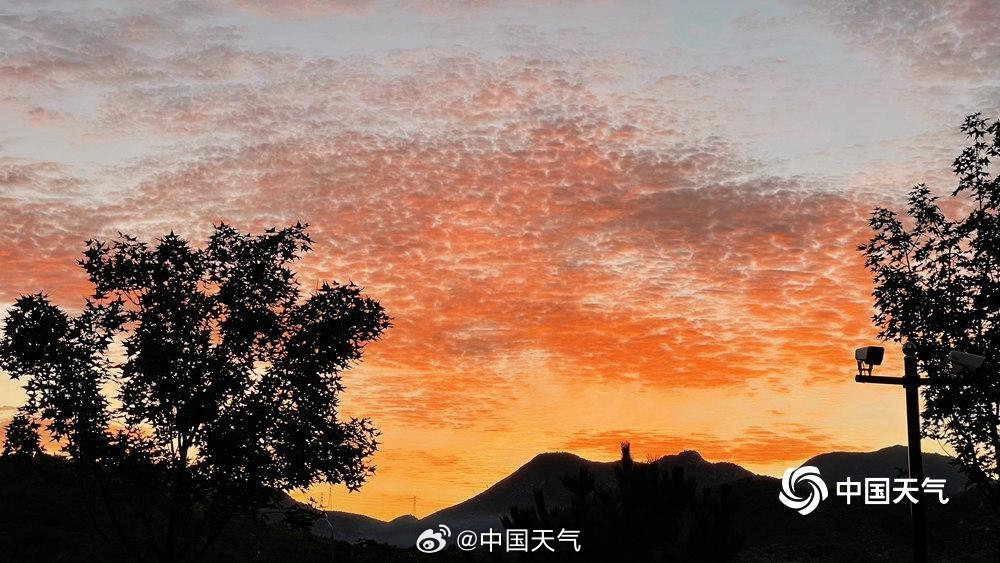 今晨北京，橙红色朝霞+鱼鳞云，美轮美奂！
