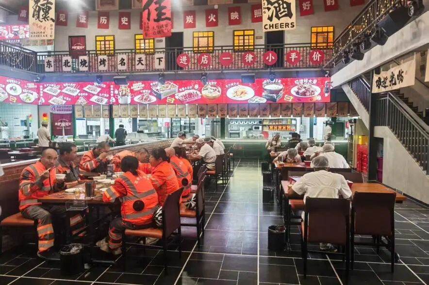 烧烤店、拉面馆、饺子馆组了个联盟，门口贴着同一张告示，北京这三家小店太赞了！