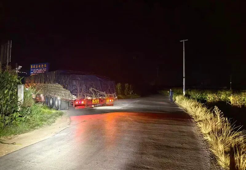 山东货车司机云南迷路,民警深夜开警车引路 山东货车司机云南迷路,民警深夜开警车引路