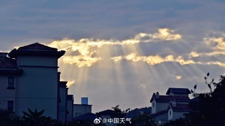 北京天空出现丁达尔光瀑