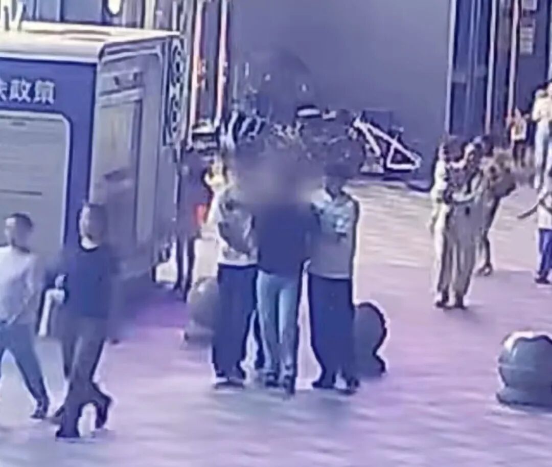 民警抱娃逛母婴店，一个眼神，妻子秒懂！