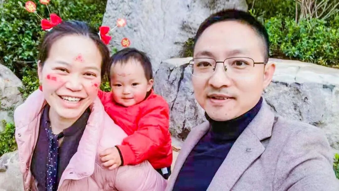 “一个在天上飞，一个在地上守”，少校飞行员嫁给陆航上尉！战友：怎么追到的？