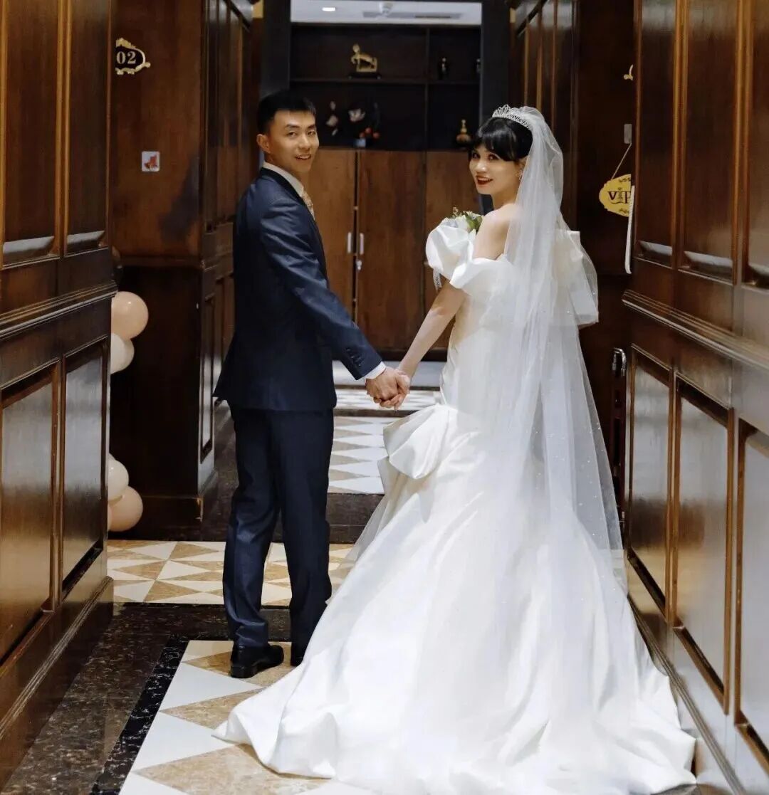 “一个在天上飞，一个在地上守”，少校飞行员嫁给陆航上尉！战友：怎么追到的？