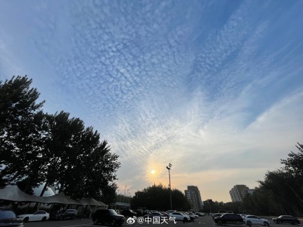北京夕阳中现鱼鳞云 ！天空美如画卷