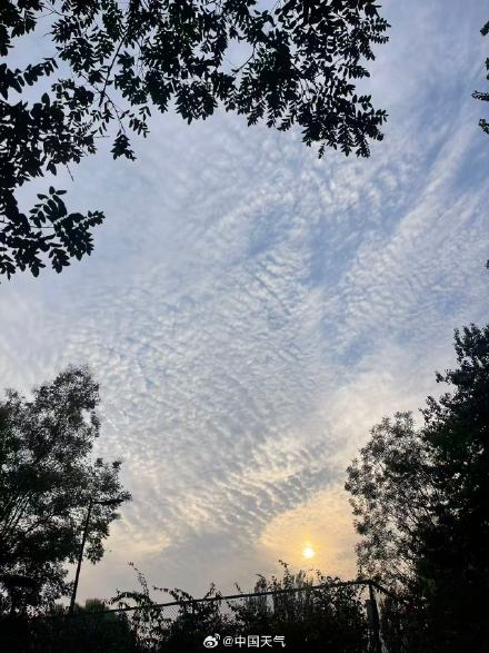 北京夕阳中现鱼鳞云 ！天空美如画卷