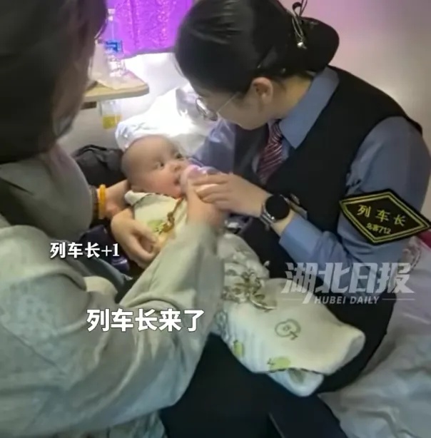 新疆五胞胎坐36小时火车回老家，住上铺的河南乘客一路上几乎没睡，帮照看、喂奶、哄睡：出门在外搭把手是应该的；乘务员、旅客等也来帮忙