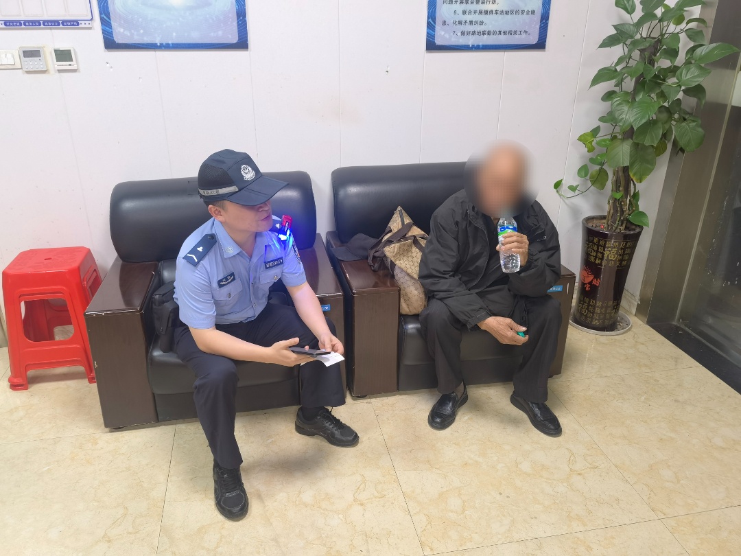 八旬老人误下高铁站 民辅警暖心助其踏上归途 八旬老人误下高铁站 民辅警暖心助其踏上归途