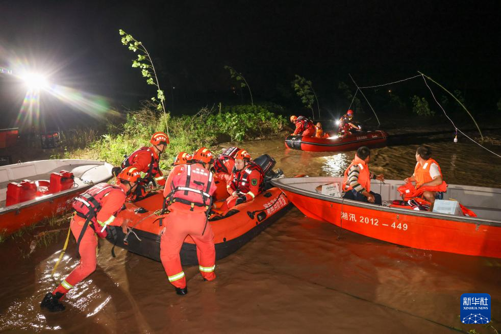 聚焦防汛抗洪丨湖南岳阳市华容县团洲垸洞庭湖一线堤防决口现场抢险进行时