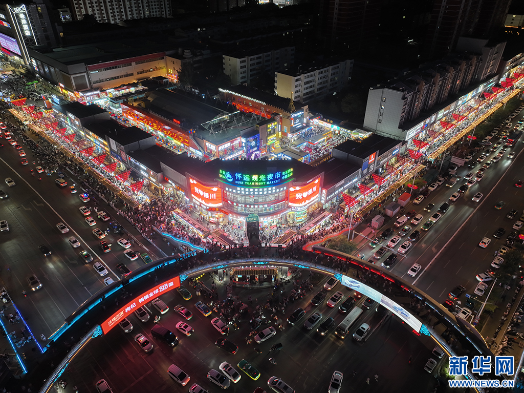 宁夏银川：怀远夜市“烟火气”升腾 “夜经济”绽放