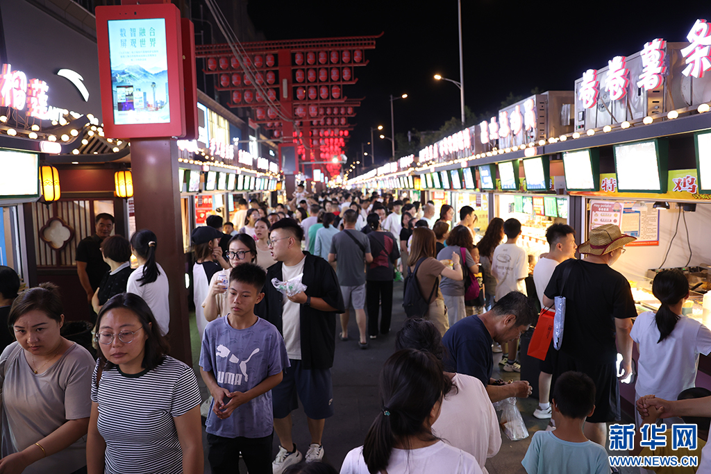 宁夏银川：怀远夜市“烟火气”升腾 “夜经济”绽放