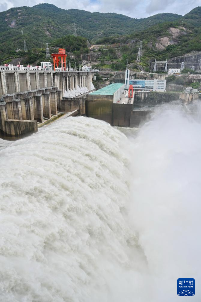 福建水口水电站开启今年第六次泄洪