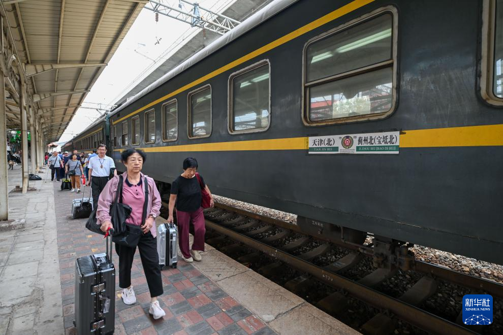 乘市郊“慢火车” 感受乡村“慢旅游”