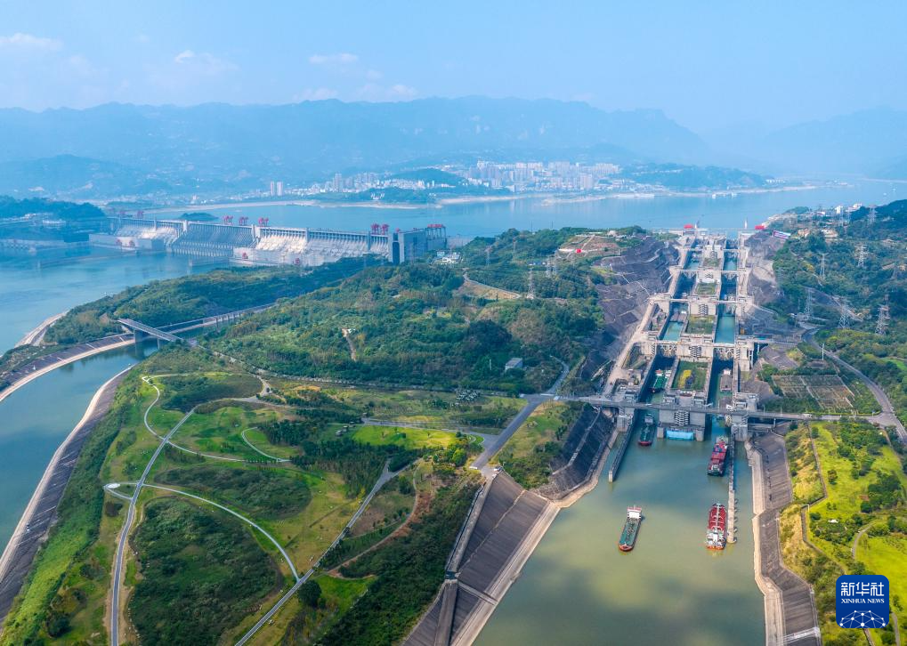 三峡船闸今年过闸货运量突破1亿吨