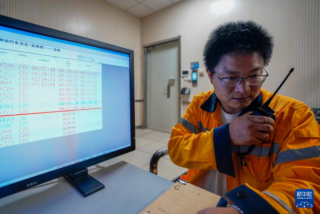 天山下戈壁上，他们守护一列列轰鸣而过的列车