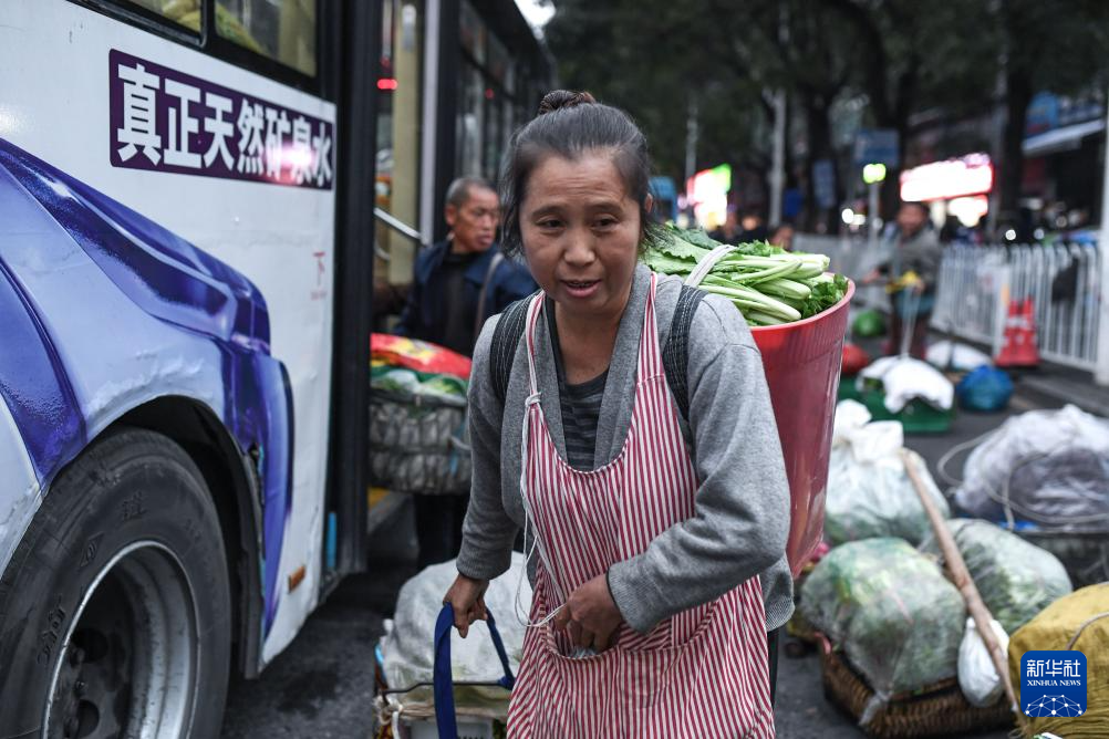 这趟城乡公交，载满人间烟火和城市温度