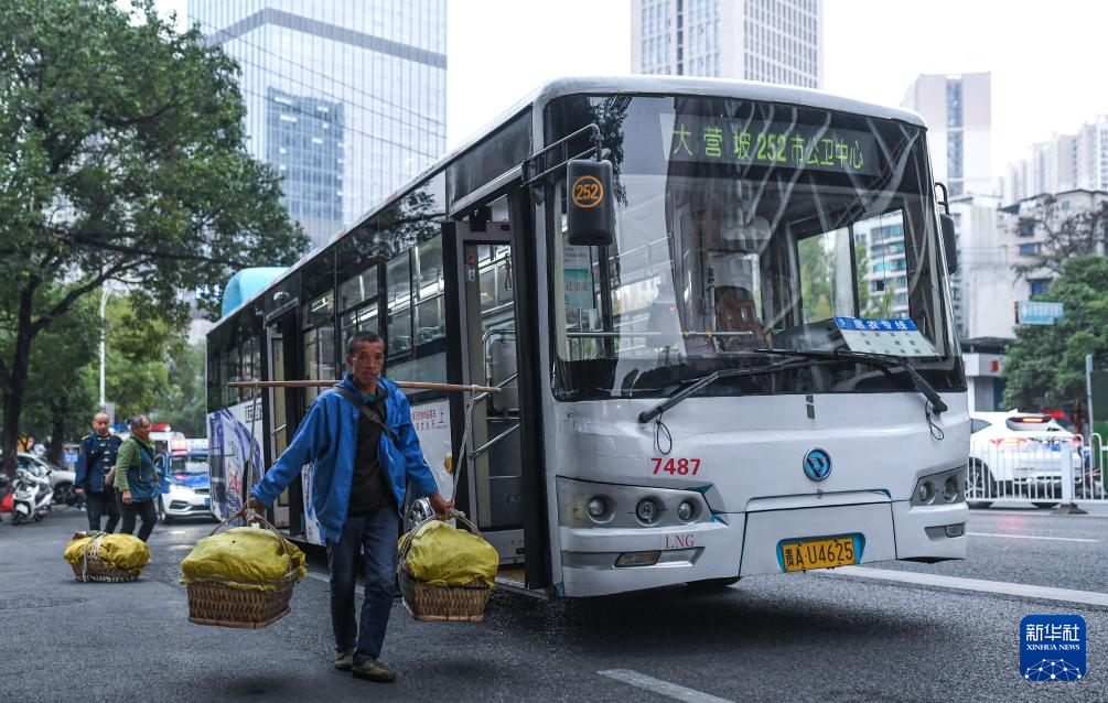 这趟城乡公交，载满人间烟火和城市温度