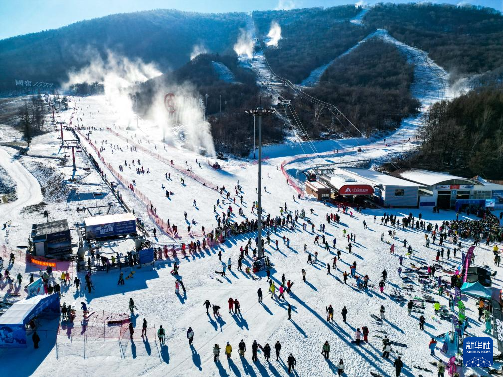 中国长白山区全面开启新雪季