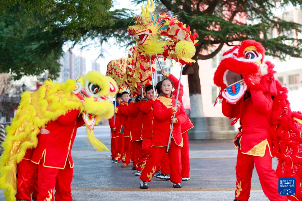 多彩校园活动迎新年