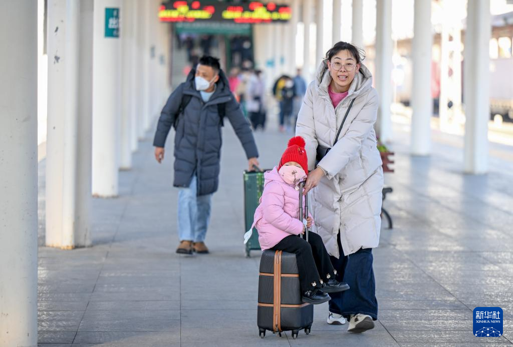 新春走基层丨“慢火车”温暖草原路