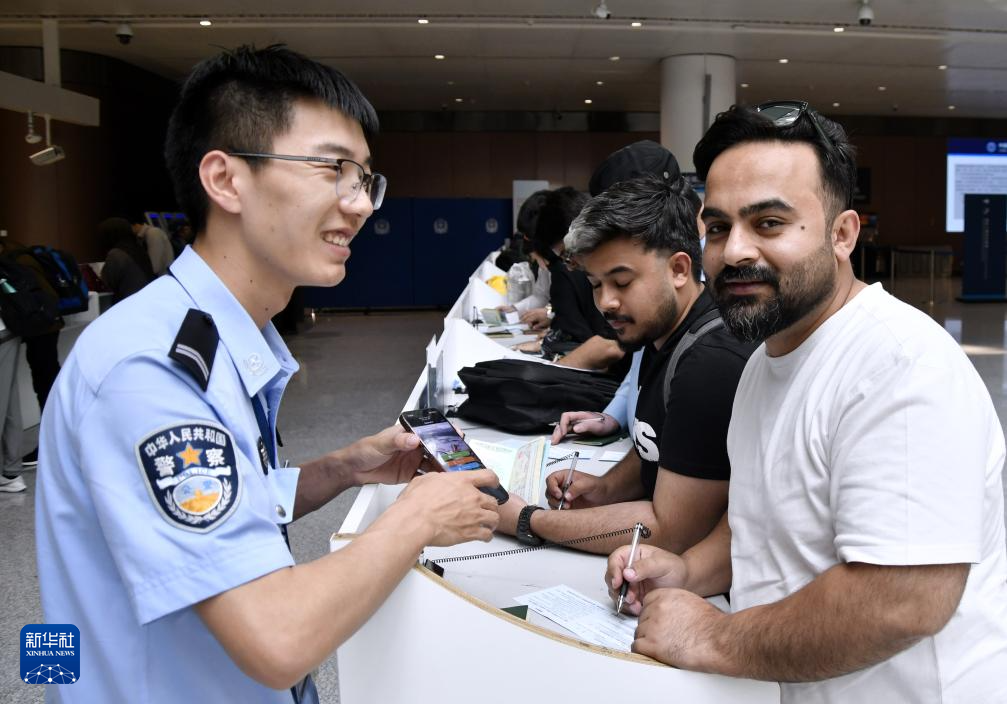 繁忙的北京大兴机场口岸