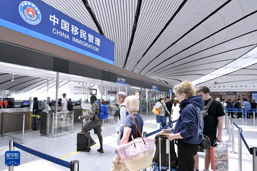 繁忙的北京大兴机场口岸