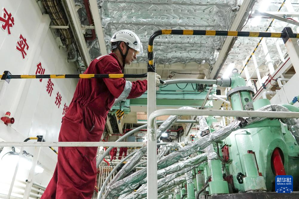 第42次南极考察丨记者手记:他们,工作在“雪龙”号最深处