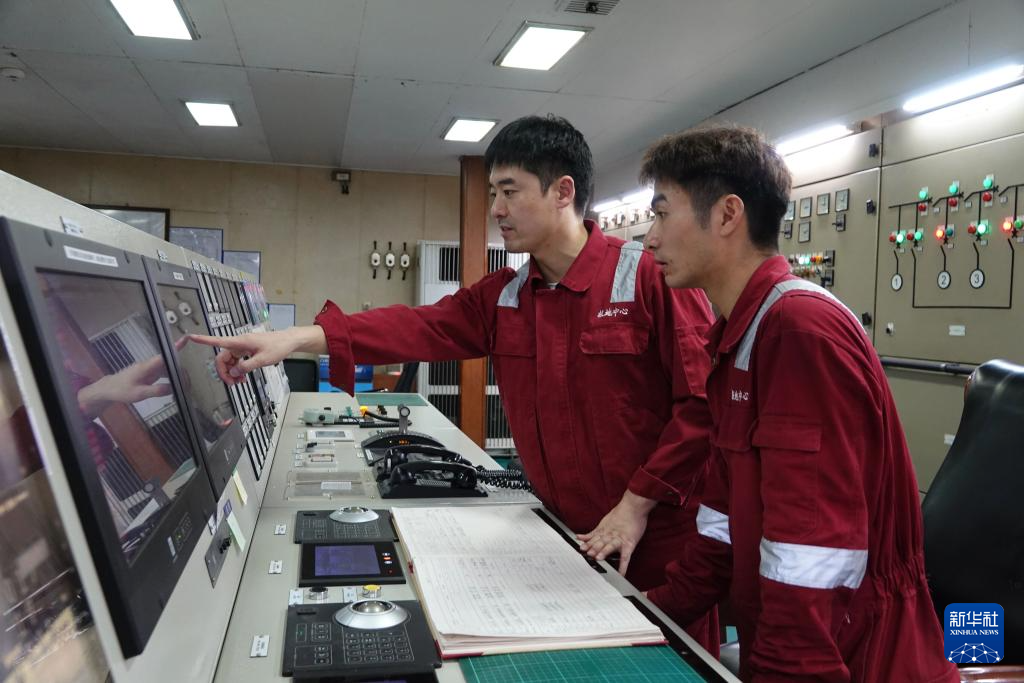 第42次南极考察丨记者手记:他们,工作在“雪龙”号最深处