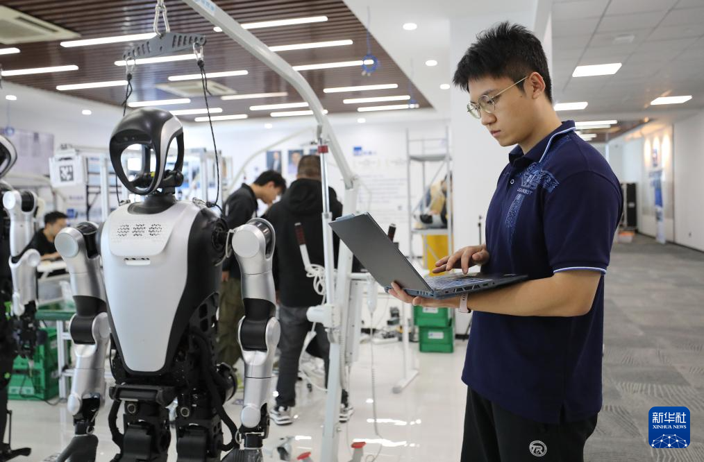 新职业故事|机器人应用开发工程师:人形机器人的人类“老师”