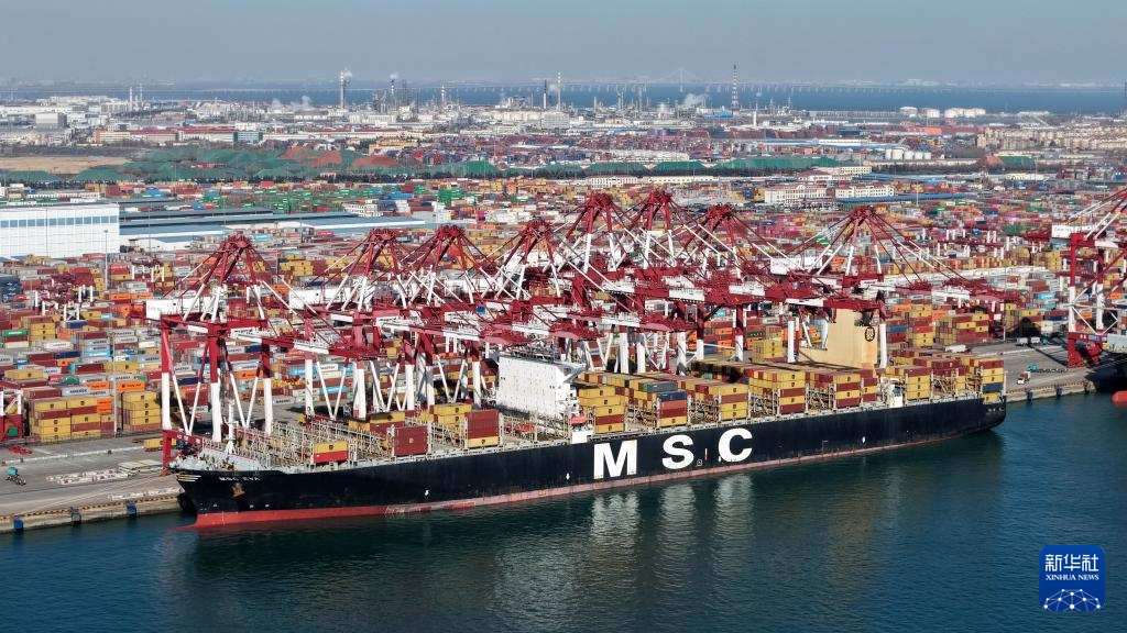山东港口青岛港:年货物吞吐量再破7亿吨
