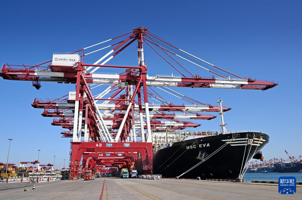 山东港口青岛港:年货物吞吐量再破7亿吨