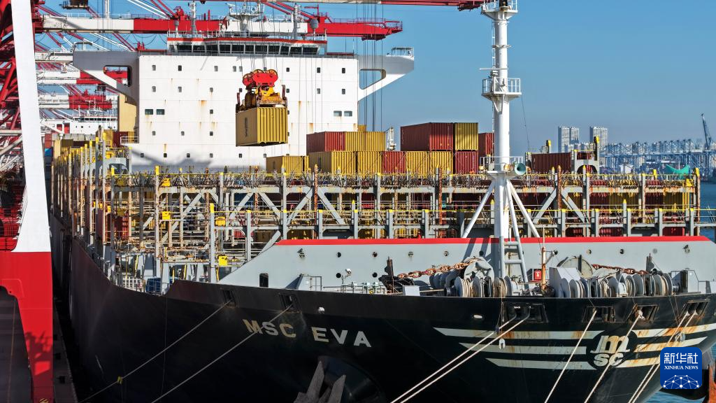 山东港口青岛港:年货物吞吐量再破7亿吨