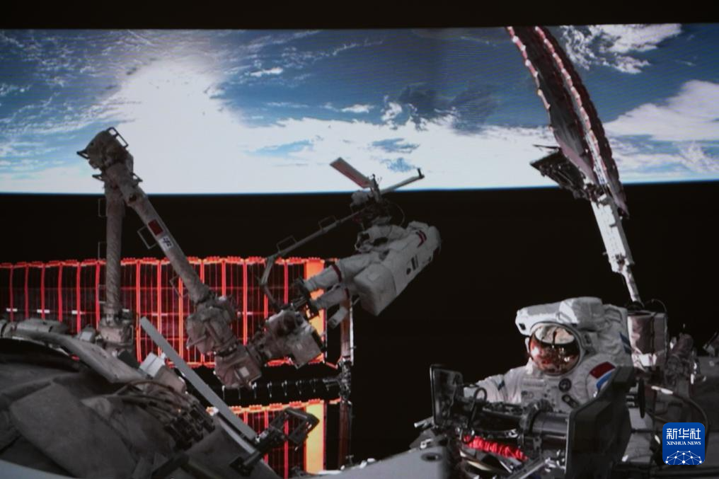 神舟二十一号航天员乘组圆满完成第一次出舱活动