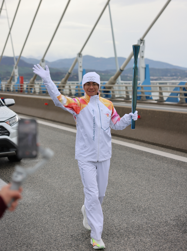 追光丨冬奥脚步临近 圣火映照中国面孔