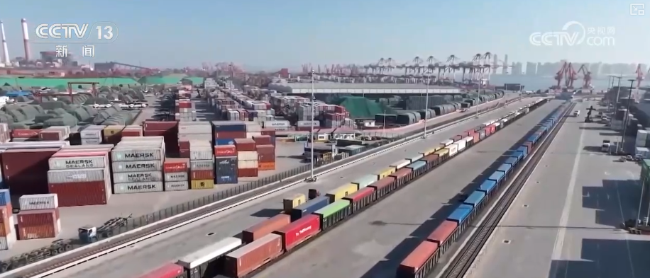 码头新年“上新”万吨巨轮“靠港即开工” 港口“朋友圈”扩容共绘蔚蓝新机遇