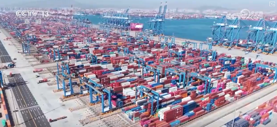 码头新年“上新”万吨巨轮“靠港即开工” 港口“朋友圈”扩容共绘蔚蓝新机遇