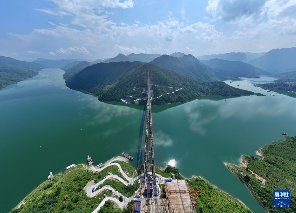 黄百铁路红水河大桥主拱肋合龙